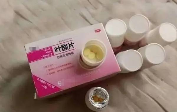 33岁女性孕早期叶酸每天吃0.4还是0.8好呢？