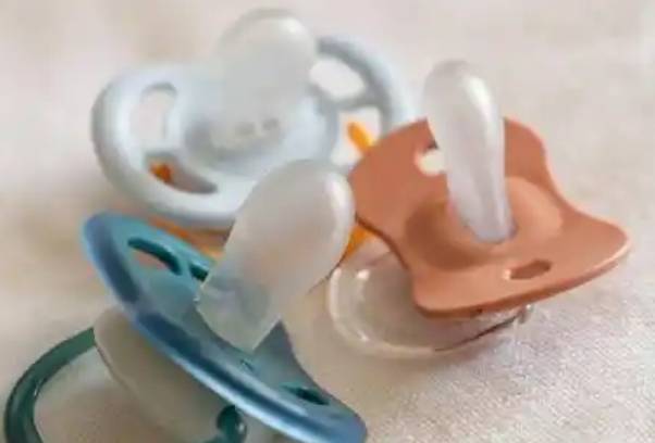 长期使用奶嘴会导致宝宝牙齿畸形